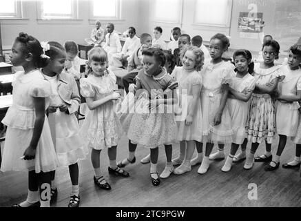 Classe razzialmente integrata di giovani ragazze di fila con ragazzi seduti dietro di loro, Barnard School, Washington, D.C., USA, Thomas J. o'Halloran, U.S. News & World Report Magazine Photography Collection, 27 maggio 1955 Foto Stock