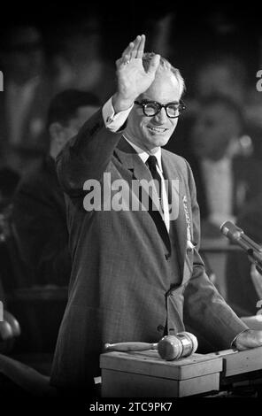 Il senatore degli Stati Uniti Barry Goldwater saltava dal rostrum durante la Republican National Convention, Chicago, Illinois, USA, Thomas J. o'Halloran, U.S. News & World Report Magazine Photography Collection, 27 luglio 1960 Foto Stock