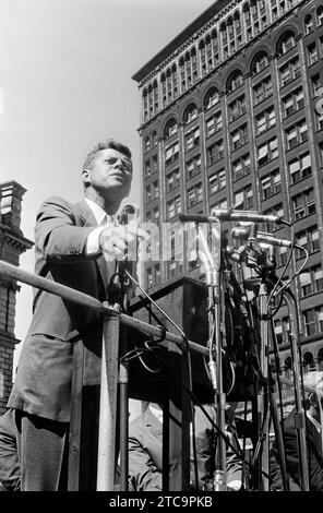 Il senatore del Massachusetts John F. Kennedy parla alla manifestazione del lavoro il giorno del Labor Day durante la campagna presidenziale degli Stati Uniti, Cadillac Square, Detroit, Michigan, USA, Thomas J. o'Halloran, U.S. News & World Report Magazine Photography Collection, 6 settembre 1960 Foto Stock