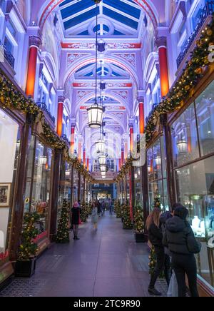 Londra, Regno Unito. 11 dicembre 2023. Una serata vivace e secca nel centro di Londra con migliaia di visitatori che guardano le impressionanti decorazioni natalizie nel West End Immagine: Burlington Arcade a Piccadilly. Crediti: Malcolm Park/Alamy Live News Foto Stock