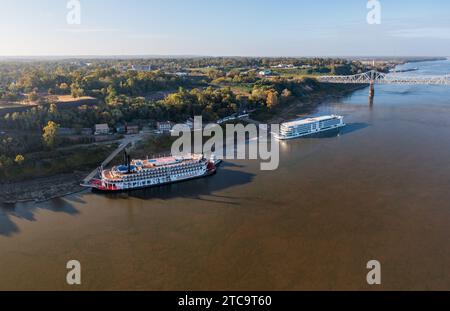 Natchez, MS - 26 ottobre 2023: Nave da crociera Viking Mississippi e tradizionale battello fluviale American Queen attraccata sotto la collina Foto Stock