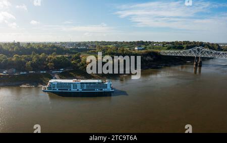 Natchez, MS - 26 ottobre 2023: Nave da crociera vichinga del Mississippi ormeggiata sotto la collina durante le acque basse Foto Stock