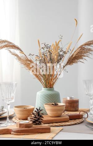 Elegante tavolo con fiori secchi, erba di pampa e coni di pino Foto Stock