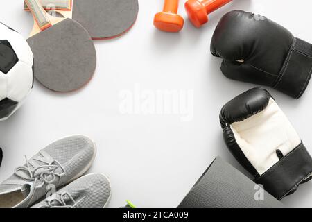 Telaio realizzato con diverse attrezzature sportive e scarpe su sfondo chiaro Foto Stock