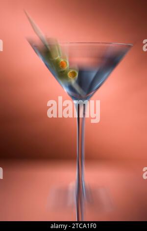 Martini bevanda miscelata abstract con tre olive guarnire su sfondo per studio Foto Stock