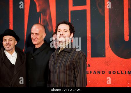 ROMA, ITALIA - 11 DICEMBRE: Stefano Sollima e Subsonica assistono al Red carpet per il film "Adagio" allo Space Parco De Medici l'11 dicembre 20 Foto Stock