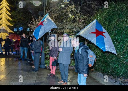 Cangas, Spagna. 11 dicembre 2023. Protesta in solidarietà con il popolo palestinese chiamato simultaneamente in più di quindici città galiziane. Nell'immagine la protesta nella città di Cangas, di fronte al municipio dove è stato letto un manifesto a favore della pace e contro il genocidio che si sta commettendo nella striscia di Gaza. Cangas, Spagna. 11 dicembre 2023. Crediti: Xan Gasalla / Alamy Live News Foto Stock