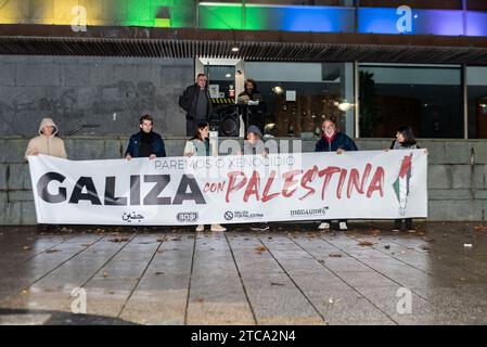 Cangas, Spagna. 11 dicembre 2023. Protesta in solidarietà con il popolo palestinese chiamato simultaneamente in più di quindici città galiziane. Nell'immagine la protesta nella città di Cangas, di fronte al municipio dove è stato letto un manifesto a favore della pace e contro il genocidio che si sta commettendo nella striscia di Gaza. Cangas, Spagna. 11 dicembre 2023. Crediti: Xan Gasalla / Alamy Live News Foto Stock