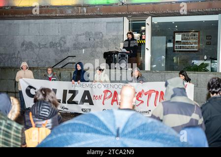 Cangas, Spagna. 11 dicembre 2023. Protesta in solidarietà con il popolo palestinese chiamato simultaneamente in più di quindici città galiziane. Nell'immagine la protesta nella città di Cangas, di fronte al municipio dove è stato letto un manifesto a favore della pace e contro il genocidio che si sta commettendo nella striscia di Gaza. Cangas, Spagna. 11 dicembre 2023. Crediti: Xan Gasalla / Alamy Live News Foto Stock