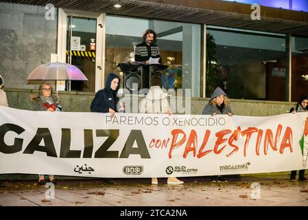 Cangas, Spagna. 11 dicembre 2023. Protesta in solidarietà con il popolo palestinese chiamato simultaneamente in più di quindici città galiziane. Nell'immagine la protesta nella città di Cangas, di fronte al municipio dove è stato letto un manifesto a favore della pace e contro il genocidio che si sta commettendo nella striscia di Gaza. Cangas, Spagna. 11 dicembre 2023. Crediti: Xan Gasalla / Alamy Live News Foto Stock