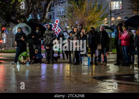 Cangas, Spagna. 11 dicembre 2023. Protesta in solidarietà con il popolo palestinese chiamato simultaneamente in più di quindici città galiziane. Nell'immagine la protesta nella città di Cangas, di fronte al municipio dove è stato letto un manifesto a favore della pace e contro il genocidio che si sta commettendo nella striscia di Gaza. Cangas, Spagna. 11 dicembre 2023. Crediti: Xan Gasalla / Alamy Live News Foto Stock