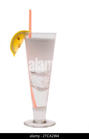 La vodka sette o Tom Collins bevanda miscelata con fettina di limone guarnire su sfondo bianco Foto Stock