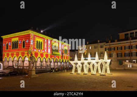 Udine (8 dicembre 2023) - Piazza della Libertà con decorazioni natalizie Foto Stock