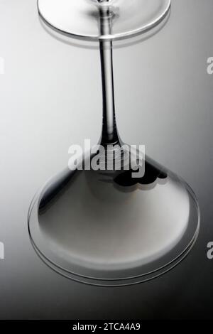 Vista insolita di un cocktail Martini con olive su sfondo grigio chiaro Foto Stock