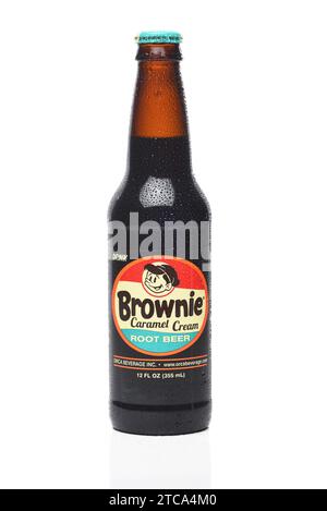 IRVINE, CALIFORNIA - 11 DEC 2023: Una bottiglia di Brownie Caramel Cream Root Beer con condensazione. Foto Stock