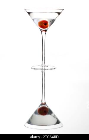 Martini bevanda miscelata con cherry guarnire su sfondo bianco Foto Stock