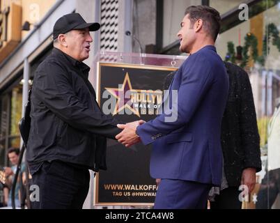 Los Angeles, USA. 11 dicembre 2023. (L-R) Kenny Ortega e Zac Efron allo Zac Efron onorati con una Star sulla Hollywood Walk of Fame Ceremony tenutasi al 6426 di Hollywood Blvd a Hollywood, CALIFORNIA lunedì 11 dicembre 2023. (Foto di Sthanlee B. Mirador/Sipa USA) credito: SIPA USA/Alamy Live News Foto Stock