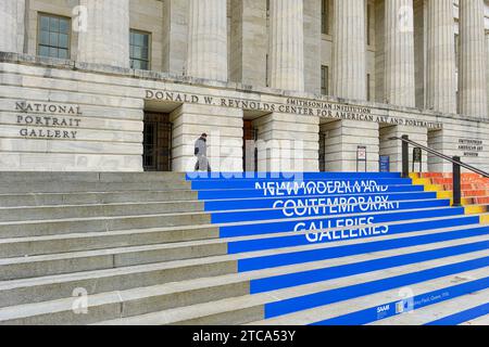 I gradini dipinti di blu all'esterno dello Smithsonian American Art Museum a Washington DC Foto Stock