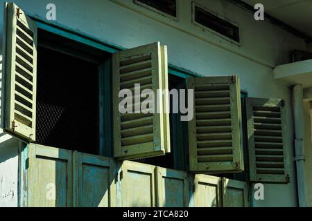 il design di una finestra aperta da una vecchia casa di color ottanio opaco. Foto Stock