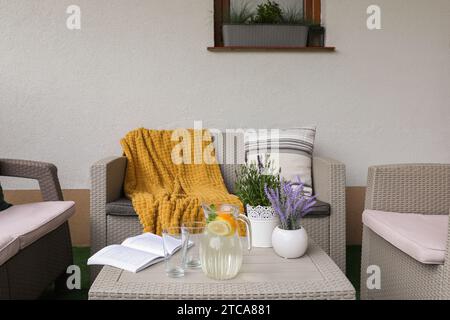 Arredamento confortevole con un bel decor sulla terrazza esterna Foto Stock