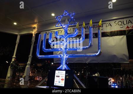 Marietta, Georgia, USA. 10 dicembre 2023. Una grande menorah è eretta nella piazza della città per i residenti ebrei della zona per celebrare la quarta notte di Hanukkah. (Immagine di credito: © Robin Rayne/ZUMA Press Wire) SOLO USO EDITORIALE! Non per USO commerciale! Foto Stock