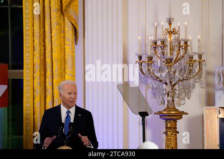 Washington, Stati Uniti. 12 dicembre 2023. Il presidente degli Stati Uniti Joe Biden pronuncia osservazioni durante un ricevimento Hanukkah alla Casa Bianca di Washington, negli Stati Uniti, l'11 dicembre 2023. REUTERS/Elizabeth Frantz/Pool Credit: Abaca Press/Alamy Live News Foto Stock