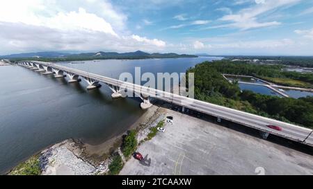 vista panoramica aerea ultra-ampia sul ponte in cemento dell'autostrada che attraversa la costa. Foto Stock