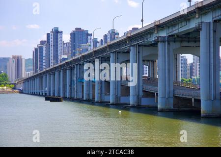 Dal lungofiume, sono visibili sia i ponti superiore che inferiore del Banpo Grand Fountain Bridge a Seoul, che mostrano la sua eleganza architettonica unica Foto Stock