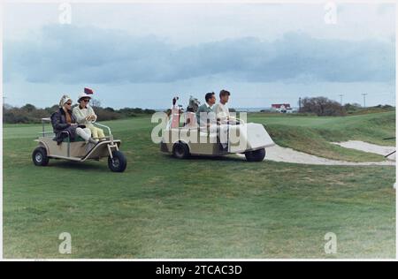 Weekend a Newport - campo da golf. Signora Bradlee, signora Kennedy, Ben Bradlee, Presidente Kennedy. Newport, RI, Newport Country... Foto Stock