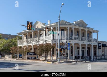 Boerne, USA - 2 novembre 2023: Vecchi edifici vintage in stile occidentale e decorazioni a Boerne, Texas, USA. Foto Stock