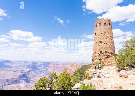 Persone non riconosciute che visitano la Desert View Watchtower nel Parco Nazionale del Grand Canyon in Arizona, Stati Uniti Foto Stock