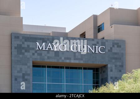 Primo piano del cartello della Mayo Clinic sull'edificio di Phoenix, Arizona, Stati Uniti Foto Stock