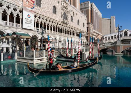 Visitatori che fanno un tour in gondola al Venetian sulla Las Vegas Strip a Paradise, Nevada, Stati Uniti Foto Stock