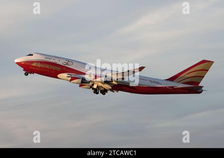 National Airlines, livrea 30th Anniversary, Boeing 747-446(BCF) con reg. N936CA in partenza dall'Aeroporto Internazionale di Los Angeles. Foto Stock