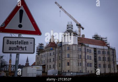 PRODUZIONE - 11 dicembre 2023, Meclemburgo-Pomerania occidentale, Güstrow: Le torri, i camini e il tetto sono attualmente in fase di ristrutturazione e il castello è completamente impalcato e coperto di teloni stampati. Il castello di Güstrow è considerato uno dei più importanti edifici rinascimentali della Germania settentrionale. Il guscio esterno del castello rinascimentale di Güstrow è stato ampiamente ristrutturato al costo di molti milioni di euro. Documenti storici e foto dell'archivio cittadino di Güstrow forniscono informazioni sulla storia della ristrutturazione dell'edificio del XVI secolo. Foto: Jens B. Foto Stock