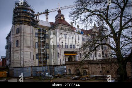 PRODUZIONE - 11 dicembre 2023, Meclemburgo-Pomerania occidentale, Güstrow: Le torri, i camini e il tetto sono attualmente in fase di ristrutturazione e il castello è completamente impalcato e coperto di teloni stampati. Il castello di Güstrow è considerato uno dei più importanti edifici rinascimentali della Germania settentrionale. Il guscio esterno del castello rinascimentale di Güstrow è stato ampiamente ristrutturato al costo di molti milioni di euro. Documenti storici e foto dell'archivio cittadino di Güstrow forniscono informazioni sulla storia della ristrutturazione dell'edificio del XVI secolo. Foto: Jens B. Foto Stock