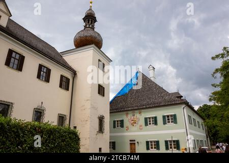 Gmunden , Austria - 17 giugno 2023: Castello di Landschloss a Gmunden sul Lago Traunsee in Austria Foto Stock