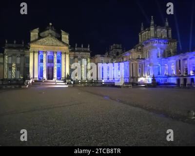 Natale al Blenheim Palace, sentiero luminoso illuminato 2023 Foto Stock