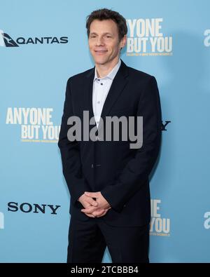 New York, USA. 8 dicembre 2023. Will Gluck arriva per la prima di New York di "Anyone But You" all'AMC Lincoln Square di New York, New York, l'11 dicembre 2023. (Foto di Gabriele Holtermann/Sipa USA) credito: SIPA USA/Alamy Live News Foto Stock