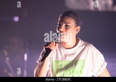 Napoli, Italia. 22 marzo 2022. Emma Marrone si esibisce dal vivo durante il concerto italiano "souvenir INDA Club" al Duel Club di Napoli. Credito: SOPA Images Limited/Alamy Live News Foto Stock