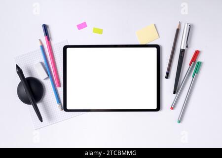 Un set di tablet e cancelleria per i creatori sulla scrivania (schermo vuoto e spazio vuoto) Foto Stock