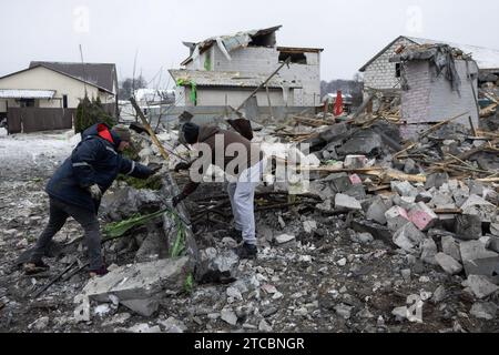 Kiev, Ucraina. 11 dicembre 2023. I residenti locali ripuliscono le macerie della loro casa distrutta in un attacco missilistico russo a Kiev. La Russia attaccò la regione di Kiev con otto missili balistici. Credito: SOPA Images Limited/Alamy Live News Foto Stock