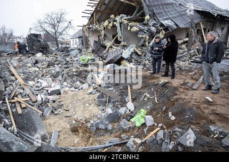 Kiev, Ucraina. 11 dicembre 2023. I residenti stanno vicino alla loro casa distrutta a seguito di un attacco missilistico russo a Kiev. La Russia attaccò la regione di Kiev con otto missili balistici. Credito: SOPA Images Limited/Alamy Live News Foto Stock