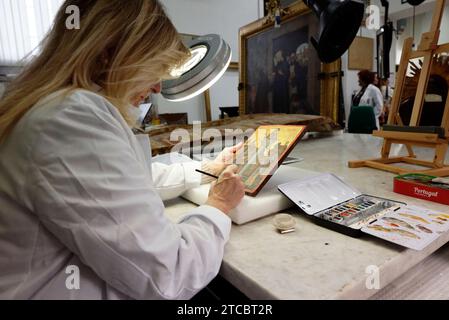 Città del Vaticano, Vaticano. 11 dicembre 2023. Il laboratorio di restauro dei Musei Vaticani ospita "Beyond the Surface". Lo sguardo del restauratore, '' un'iniziativa espositiva promossa dai Musei del Papa. Questo evento fa parte delle celebrazioni per il centenario del laboratorio per il Restauro dei dipinti e dei materiali lignei dei Musei Vaticani, che si svolgeranno a città del Vaticano, in Vaticano, l'11 dicembre 2023. (Foto di massimo Valicchia/NurPhoto) credito: NurPhoto SRL/Alamy Live News Foto Stock