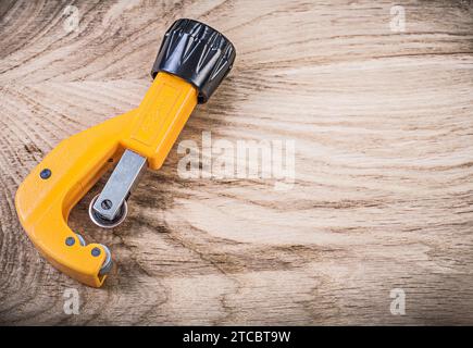 Tagliatubi giallo su tavola di legno Vista superiore del concetto sanitario Foto Stock