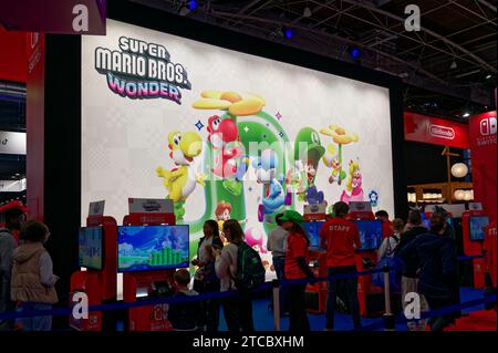 Parigi, Francia. 5 novembre 2023. I visitatori stanno giocando al videogioco Super Mario Bros Wonder, creato da Nintendo, alla Paris Games Week 2023 a Parigi, in Francia, il 5 dicembre 2023. (Foto di Daniel Pier/NurPhoto) credito: NurPhoto SRL/Alamy Live News Foto Stock