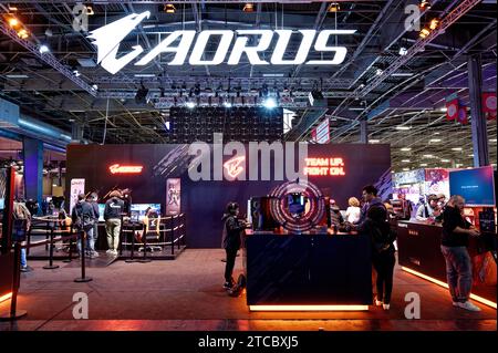 Parigi, Francia. 5 novembre 2023. I visitatori stanno giocando con il PC di gioco Aorus alla "Paris Games Week 2023" a Parigi, in Francia, il 5 dicembre 2023. (Foto di Daniel Pier/NurPhoto)0 crediti: NurPhoto SRL/Alamy Live News Foto Stock