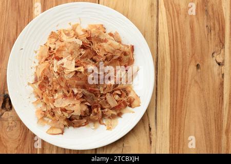 Katsuobushi, cibo giapponese conservato a base di tonno Skipjack. Cosparso come condimento per alimenti Foto Stock