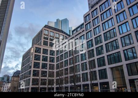 Foto della città, edifici moderni nel centro finanziario. Grattacieli e canyon di strada in una città. Il centro della città al mattino a Francoforte sul meno Foto Stock