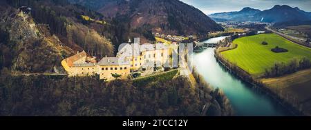 Veduta aerea del Castello Rabenstein vicino Frohnleiten, Austria, Stiria. Panorama paesaggio. Punto di viaggio Foto Stock